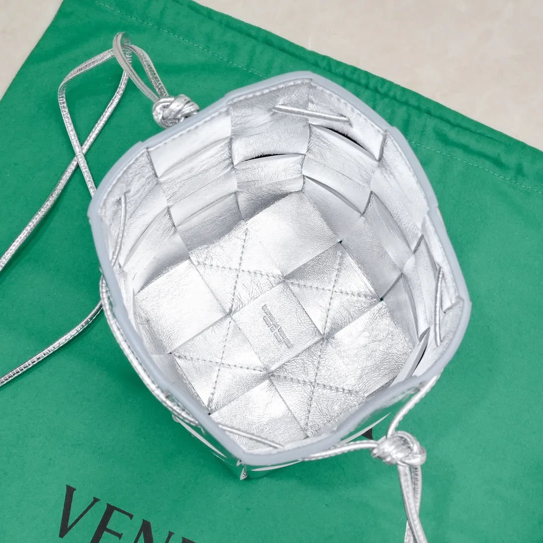 Batch 1460 large size/sterling silver 🔻Bottega veneta* new woven small bucket bag latest series# The square bag shape is matched with classic woven elements, drawstring design, minimalism, and has a particularly large capacity. Every color is beautiful, it is simple but has a cool style, both men and women can control it, and the upper body is fashionable and classy! Style number: 6612# Large size; 18*14*14cm